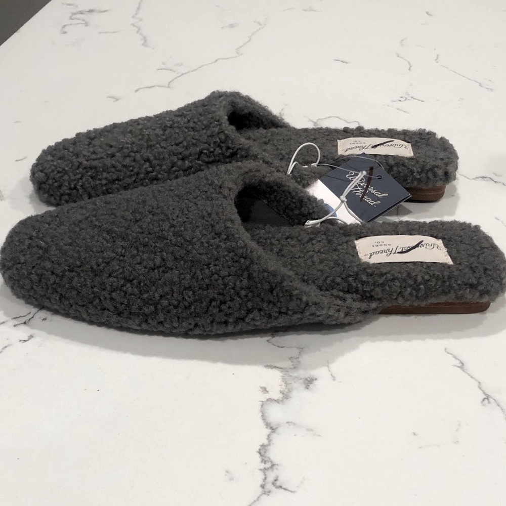 Womens warm sheep like Slippers size 7.5 NEW